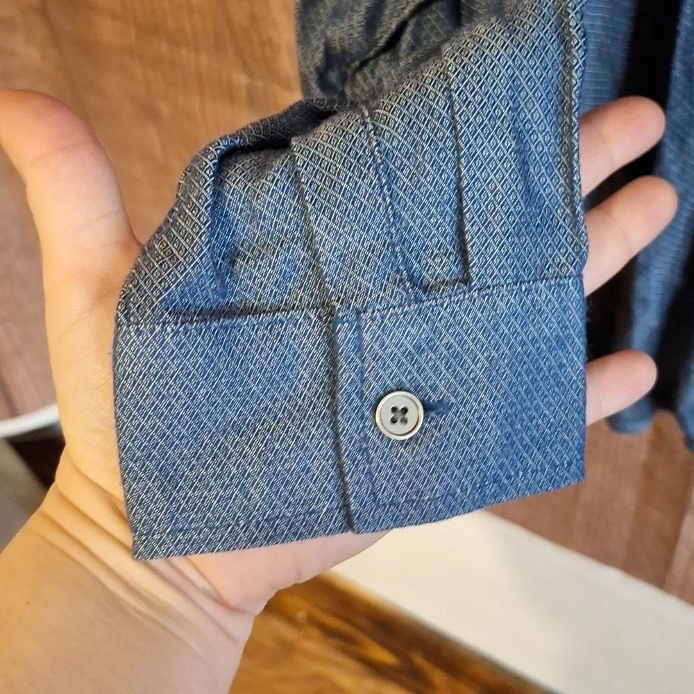 CHRISTOPHER & BANKS SIZE LARGE BUTTON DOWN LONG SLEEVE BLUE